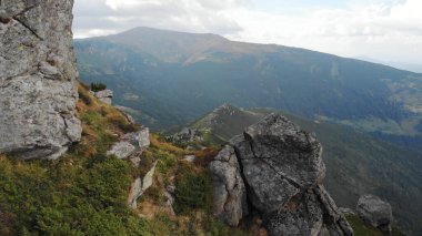 Kocaman bir kaya parçası..