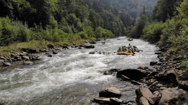 Dağ nehri rafting aşıkları için harika bir yerdir..