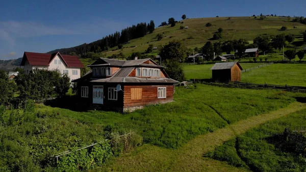 Όμορφα σπίτια στα βουνά του καλοκαιριού. — Φωτογραφία Αρχείου