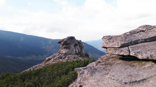 D'énormes rochers en montagne. — Photo