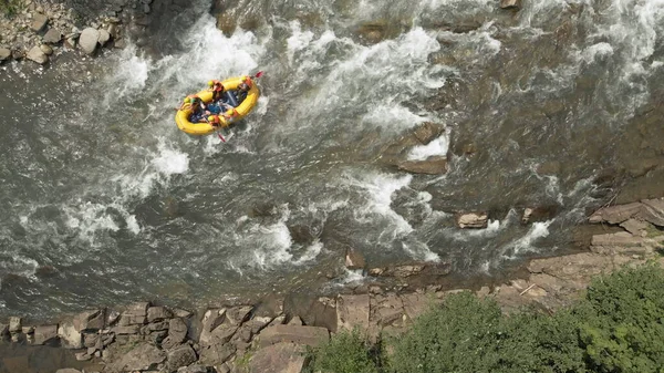 La gente en chaleco salvavidas está luchando con la corriente del río. —  Fotos de Stock