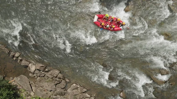 Topview des personnes en casques jaunes dans le bateau. — Photo