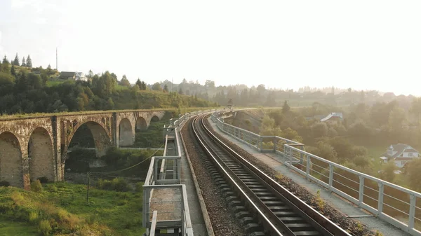 Industrieel landschap met spoorweg en verlaten brug. — Stockfoto