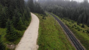Kumlu yol demiryolu boyunca uzanıyor..