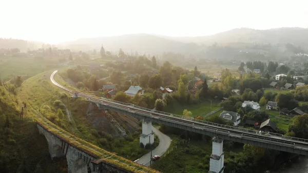 Ponte abandonada antiga coberta com grama. — Fotografia de Stock