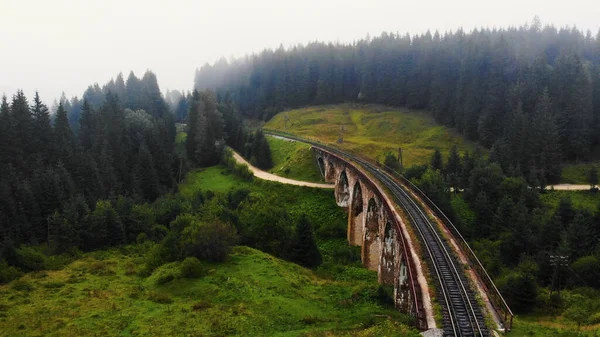 Bela paisagem de ponte com ferrovia. — Fotografia de Stock