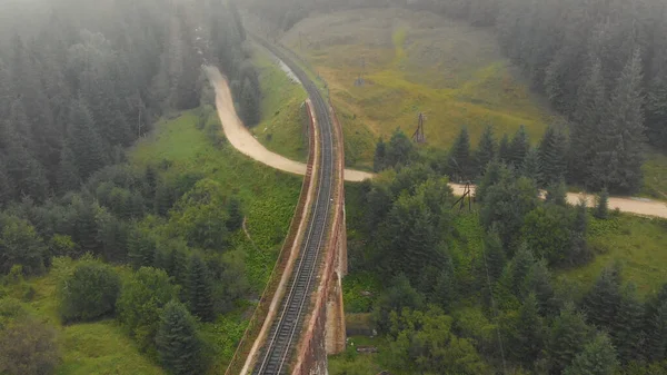 Topview de ponte de pedra com ferrovia. — Fotografia de Stock