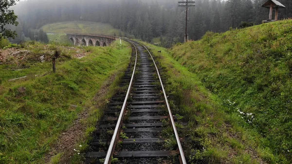 Cenário incrível de ferrovia nas colinas verdes. — Fotografia de Stock