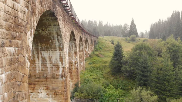 Vista de perto dos arcos do viaduto. — Fotografia de Stock