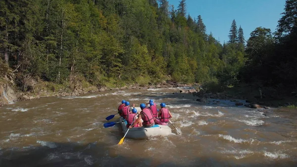 Rafting to sport i aktywność na świeżym powietrzu do pracy zespołowej. — Zdjęcie stockowe