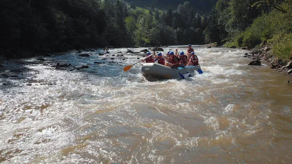 Rafting łodzi na rzece szybkiej góry. — Zdjęcie stockowe