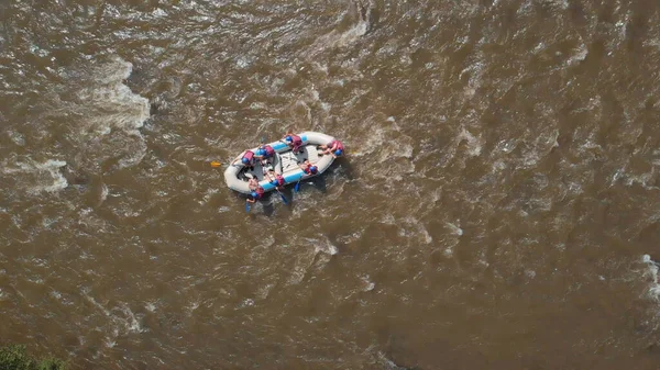 Topview ludzi w niebieskich hełmach w łodzi. — Zdjęcie stockowe