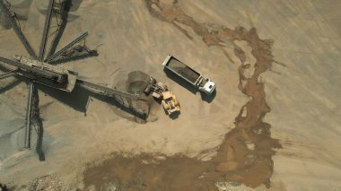 Kömürlü beyaz kamyon.