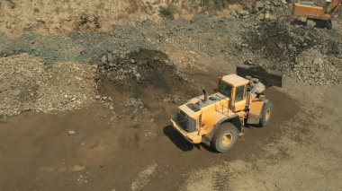 Toprak kazma ve boşaltma için yer değiştirme makinesi.