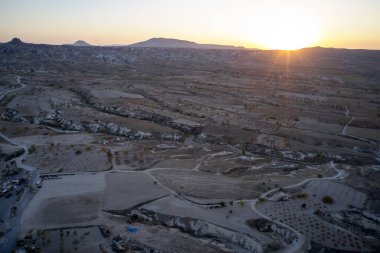 Kapadokya 'daki Goreme şehrine günbatımı panoramik görünümü.