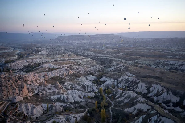 Hermosa vista de Capadocia con globos de aire caliente al atardecer. — Foto de Stock