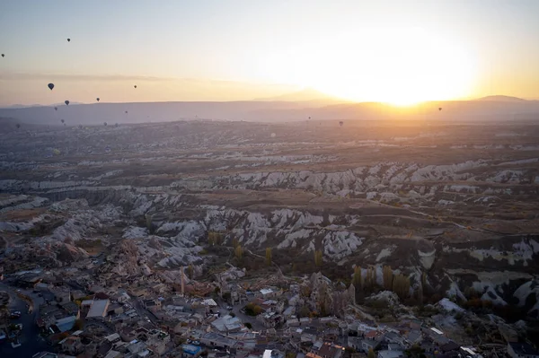 Formations volcaniques spectaculaires dans la vallée de la Cappadoce. — Photo