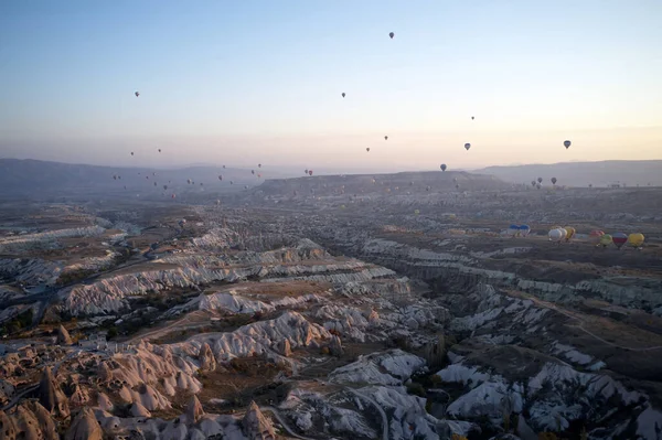 Prachtig landschap van Cappadocië bij zonsondergang. — Stockfoto