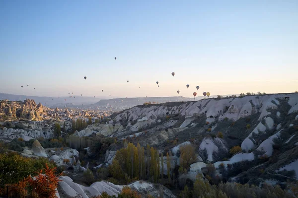 Prachtige Cappadociavallei landschap met verbazingwekkende stenen formaties. — Stockfoto