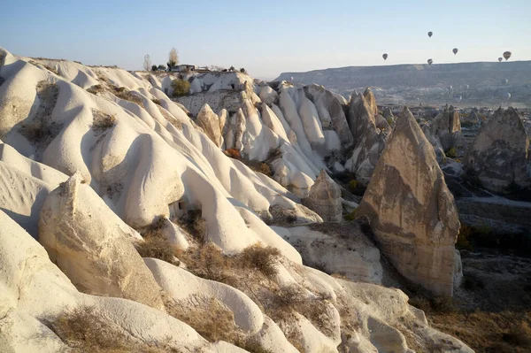 Valle con rocas de piedra toba volcánica en Goreme, Turquía. — Foto de Stock