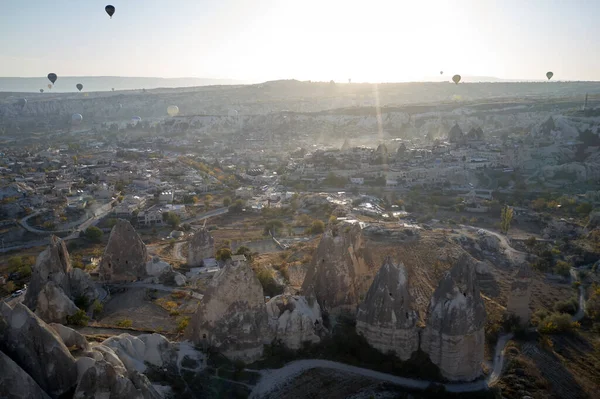 Cappadocialandschap met vliegende heteluchtballonnen. — Stockfoto