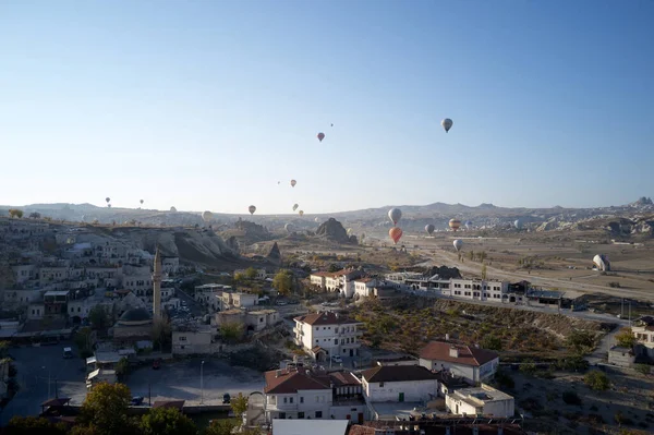 Ballonnen vliegen over het stadje Goreme bij Cappadocia. — Stockfoto