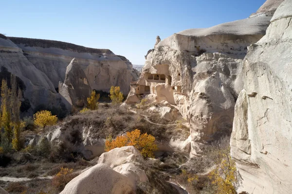 Cuevas de piedra arenisca en el valle de Capadocia. — Foto de Stock