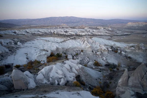 Panoramisch uitzicht op Goreme vallei bij zonsondergang. — Stockfoto