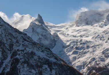 Sonbaharda karlı dağlar.