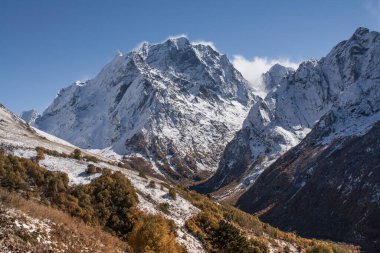 Sonbaharda karlı dağlar.