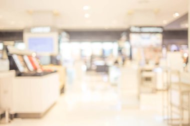 Alışveriş merkezinin ve insanların bulanık görüntüsü .