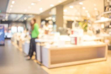 Alışveriş merkezinin ve insanların bulanık görüntüsü .