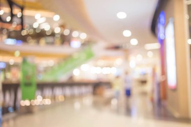 Alışveriş merkezinin ve insanların bulanık görüntüsü .