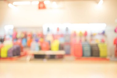 Alışveriş merkezinin ve insanların bulanık görüntüsü .