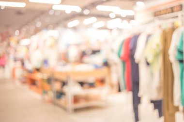 Alışveriş merkezinin ve insanların bulanık görüntüsü .