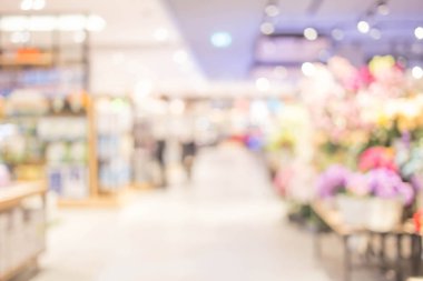 Alışveriş merkezinin ve insanların bulanık görüntüsü .