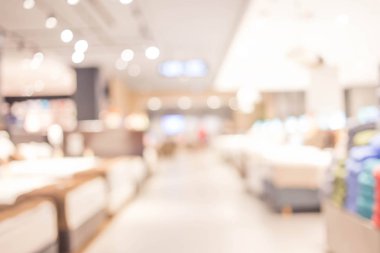 Alışveriş merkezinin ve insanların bulanık görüntüsü .