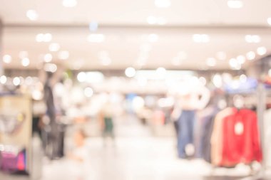 Alışveriş merkezinin ve insanların bulanık görüntüsü .