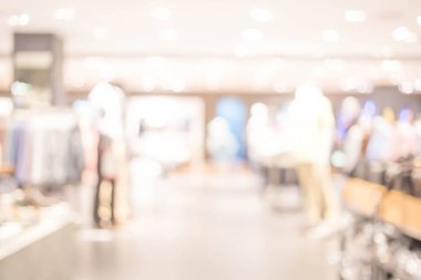 Alışveriş merkezinin ve insanların bulanık görüntüsü .