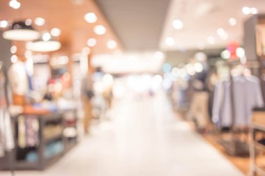 Alışveriş merkezinin ve insanların bulanık görüntüsü .