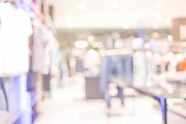 Alışveriş merkezinin ve insanların bulanık görüntüsü .