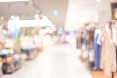 Alışveriş merkezinin ve insanların bulanık görüntüsü .