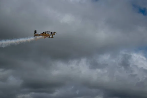 Pequenas aeronaves retro no céu azul — Fotografia de Stock