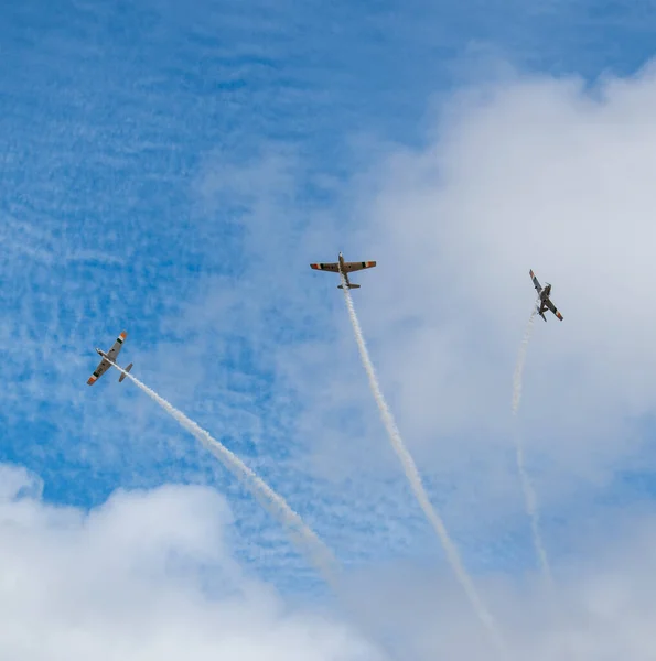 Mavi gökyüzünde küçük retro uçaklar — Stok fotoğraf