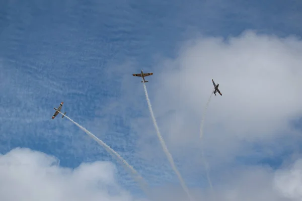 Mavi gökyüzünde küçük retro uçaklar — Stok fotoğraf