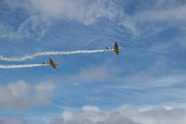 Kis retro repülőgépek a kék ég — Stock Fotó