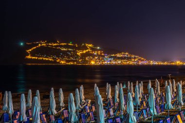 Plajdan Alanya Kalesi 'ne gece görüşü