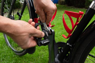 Çimlere bisiklet pedalları takan bir anahtarla.