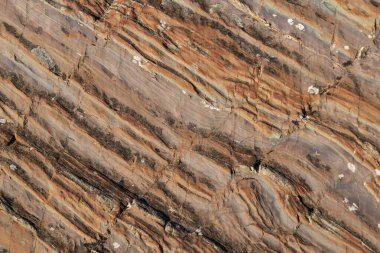 Koyu kahverengi mermer desenli ve doğal şekilli.