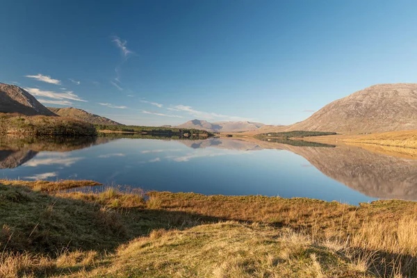 Doğa manzarası, Connemara Ulusal Parkı, İrlanda, Mavi sulu göller, arka planda dağlar.